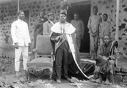 Archivo:Manuel Martins Kiditu and entourage circa 1912