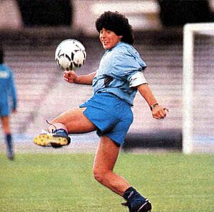 Archivo:Maradona entrenando napoli