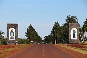 Archivo:Misiones - Acceso a la ciudad de Azara