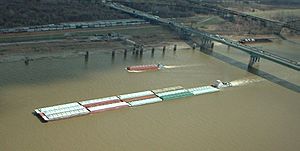 Archivo:Mississippi river barges after passing under the Poplar St Bridge, St Louis, MO