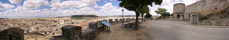 Vista de Astudillo Palencia con Restos del Castillo de la Mota