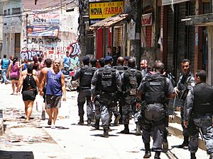 Archivo:Policiais ocupam Complexo do Alemao