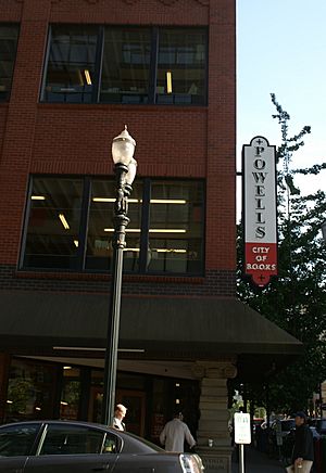 Archivo:Powells-City-of-Books-NW-Entrance Portland-OR 2008-May