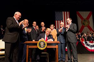 Archivo:President Trump in Miami on June 16, 2017, signing the Presidential Memorandum for the new Cuban policy