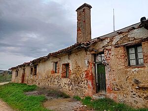 Archivo:Ruinas en Prados