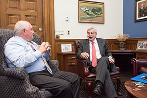 Archivo:Secretary Perdue welcomes Amb. to China Terry Branstad 20170530-OSEC-LSC-0012 (34833951462)