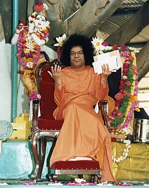 Archivo:Sri Sathya Sai Baba at Brindavan Ashram