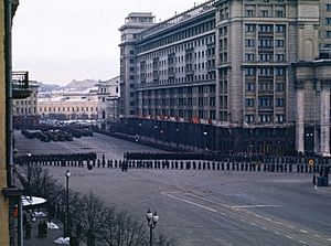 Archivo:Stalin's funeral procession on Okhotny Ryad