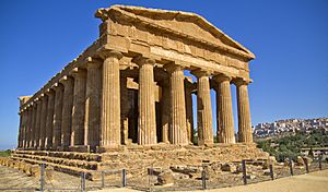 Archivo:Temple of Concordia, Valle dei Templi, Agrigento, SIcily, Italy - panoramio (3)