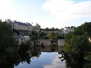 Archivo:Thouars Château et Pont des Chouans