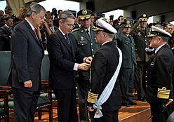 Archivo:US Navy 091203-N-8273J-141 Chief of Naval Operations (CNO) Adm. Gary Roughead, middle, is presented the Admiral Padilla Naval Order of Merit