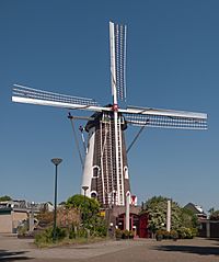 Archivo:Veldhoven, windmolen De Adriaan RM37040 foto10 20147-05-19 11.07