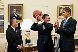 Archivo:Wang Qishan ,Obama Basketball S&ED