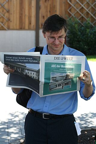 Wikipedia Academy - Zeitungsleser.JPG