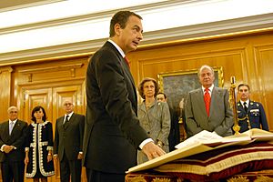 Archivo:Zapatero prometiendo su cargo ante Juan Carlos I (2008)