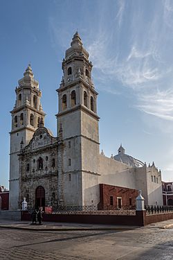 Archivo:15-07-15-Campeche-Kathedrale-RalfR-WMA 0815