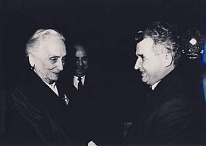 Archivo:1972 Dolores Ibarruri visiting Bucharest