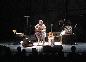 Archivo:20080821 Eddie Vedder at Auditorium Theater edit