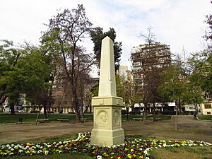 Archivo:2017 Santiago de Chile - Obelisco en el Parque Forestal