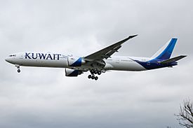 9K-AOH Boeing 777 Kuwait (34051362895).jpg