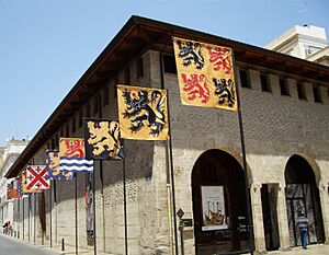 Archivo:Almodí de València amb banderes