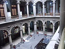 Archivo:Antiguo Palacio del Ayuntamiento - Patio interno