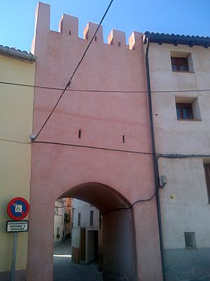 Archivo:Arco de San Miguel desde el exterior de la Villa de Ateca