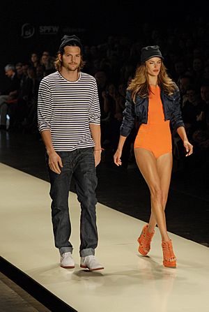 Archivo:Ashton Kutcher, o modelo mais esperado dessa edição da SPFW @ São Paulo Fashion Week em Junho de 2011