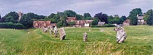 Archivo:Avebury henge and village UK