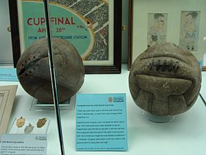 Archivo:Balls from the 1930 World Cup final