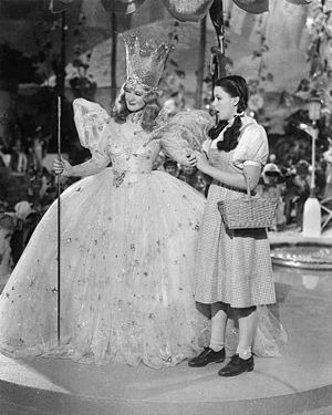 Archivo:Billie Burke and Judy Garland The Wizard of Oz (1939)