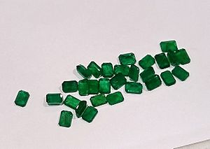 Archivo:Brazilian emeralds