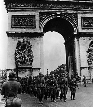 Archivo:Bundesarchiv Bild 101I-126-0347-09A, Paris, Deutsche Truppen am Arc de Triomphe crop