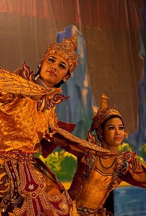 Archivo:Burmese Ramayana dance