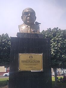Busto de Luis Alberto Sánchez en Lima 01.jpg