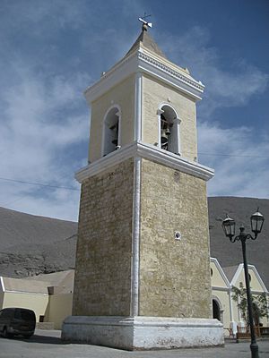 Campanario Iglesia de San Lorenzo de Tarapacá.jpg