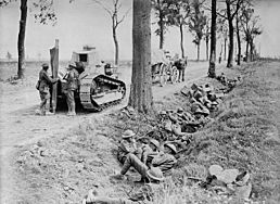Archivo:Canadian troops on Arras- Cambrai road-1918