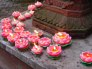 Archivo:CandlesInBuddhistTemple