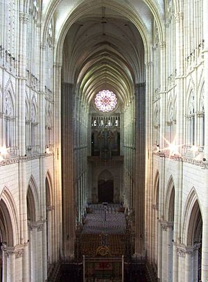 Archivo:Cathedrale d'Amiens - nef depuis le triforium