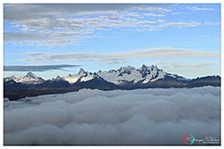 Archivo:Cordillera en las nubes
