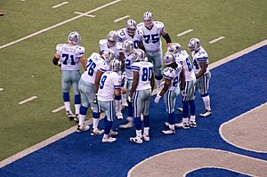 Archivo:Cowboys huddle