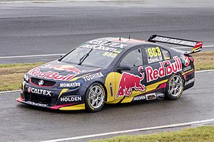 Archivo:Craig Lowndes in Red Bull Racing Australia car 888, departing pitlane during the V8 Supercars Test Day