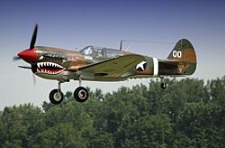 Archivo:Curtiss P-40 Warhawk airshow