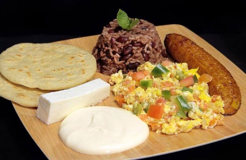 Desayuno salvadoreño típico