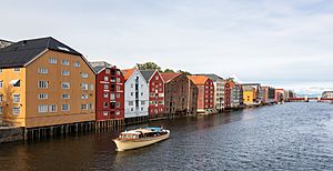 Archivo:Edificios a lo largo del río Nidelva, Trondheim, Noruega, 2019-09-06, DD 63