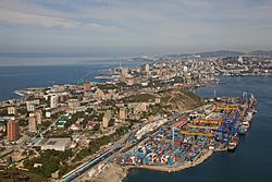 Archivo:Egersheld peninsula and Vladivostok container terminal