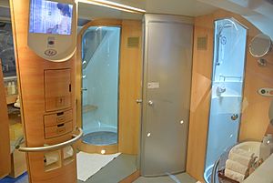 Archivo:Emirates A380 Shower SPA ITB2014