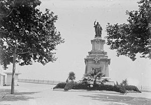 Archivo:Estàtua al final d'un passeig (cropped)