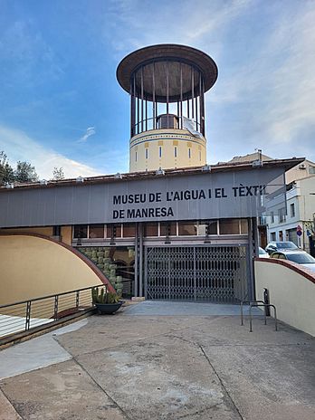 Archivo:Exterior del Museu de l'Aigua i el Tèxtil