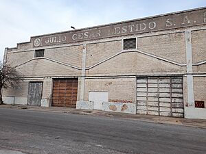Archivo:Fachada ex planta de montaje Volkswagen 3 - Nueva Palmira